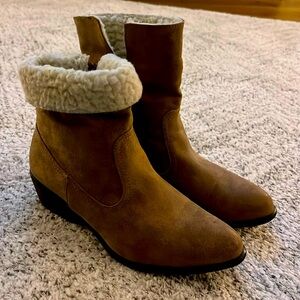 Dollhouse sz 8 boots. Can be worn up or down showing fleece. Sm /Pet free home
